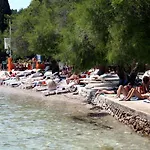Family Friendly With A Swimming Pool - 4235 Apartmán