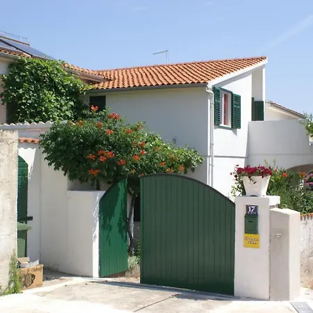 Family Friendly With A Swimming Pool - 4235 Appartement