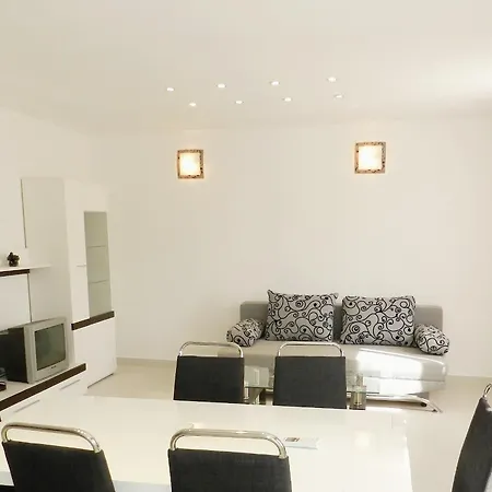 Apartment Family Friendly With A Swimming Pool - 4235 *
