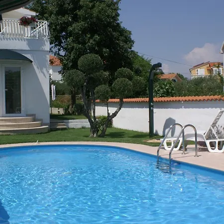 Family Friendly With A Swimming Pool - 4235 아파트