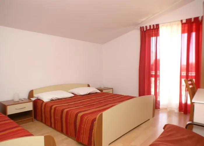 Family Friendly With A Swimming Pool - 4235