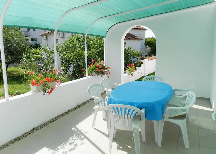 Family Friendly With A Swimming Pool - 4235 Appartement Vodice