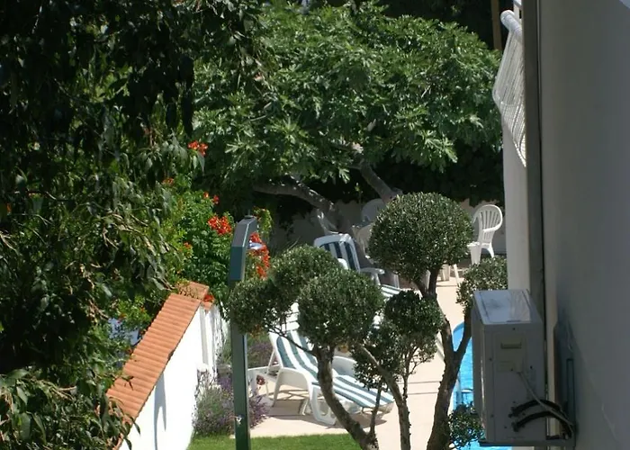 Family Friendly With A Swimming Pool - 4235